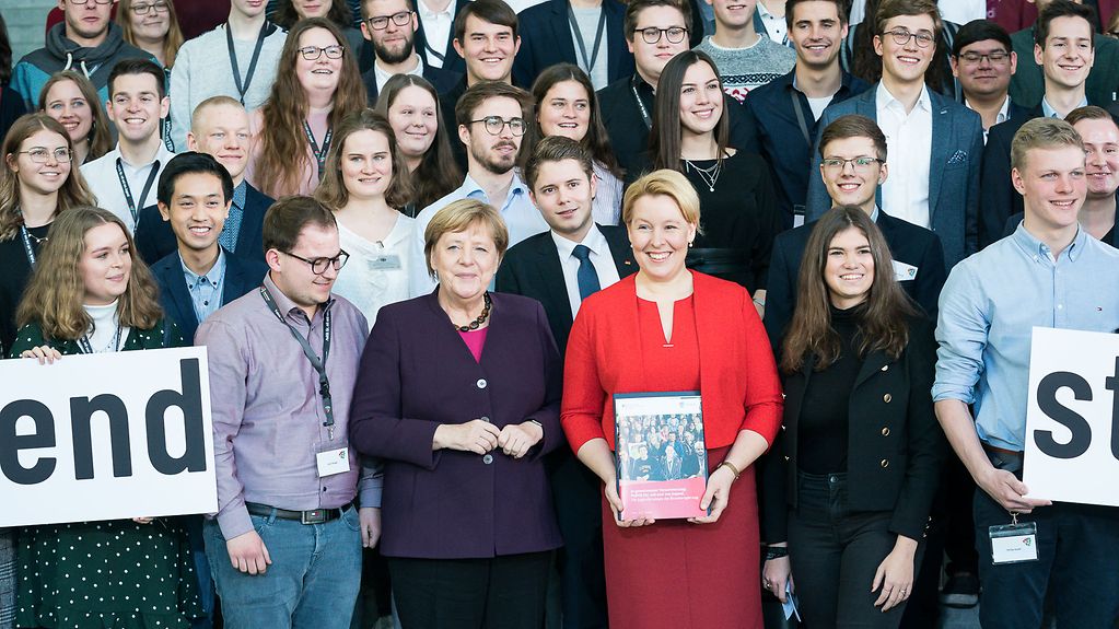 Présentation de la nouvelle stratégie pour la jeunesse : la chancelière fédérale Angela Merkel et la ministre fédérale de la Famille Franziska Giffey ont reçu une centaine de jeunes à Berlin pour un débat