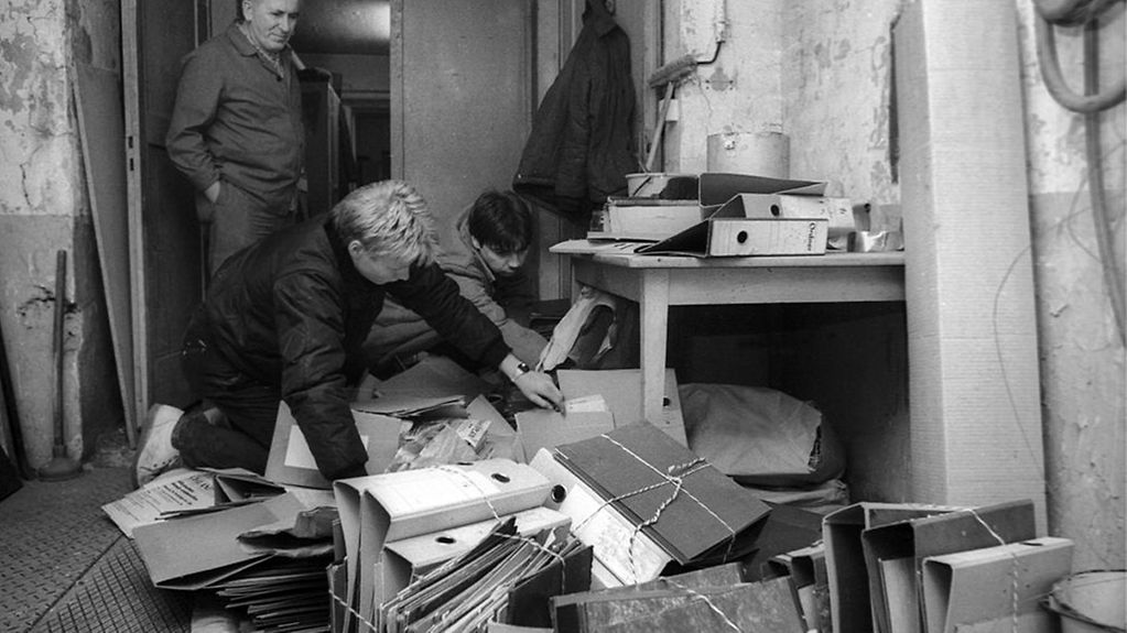 Foto zeigt Bürger und Stasi-Unterlagen