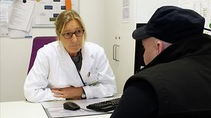 Ein Patient spricht mit der Ärztin.