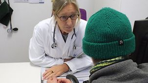 Die Ärztin Jutta Herbst-Oehme spricht mit dem Patienten Mihail.