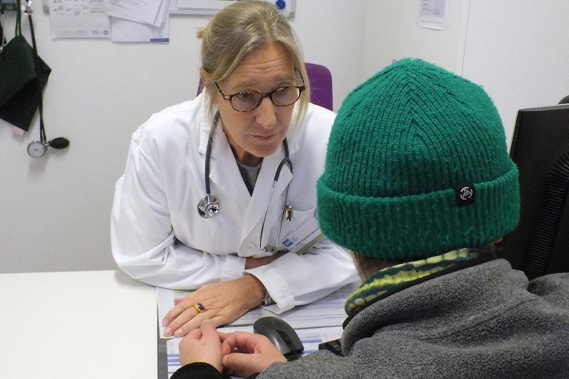 Die Ärztin Jutta Herbst-Oehme spricht mit dem Patienten Mihail.