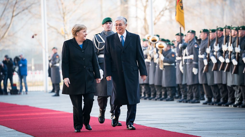 Chancellor Angela Merkel welcomes the President of the Republic of Kazakhstan, Kassym-Jomart Tokayev. 