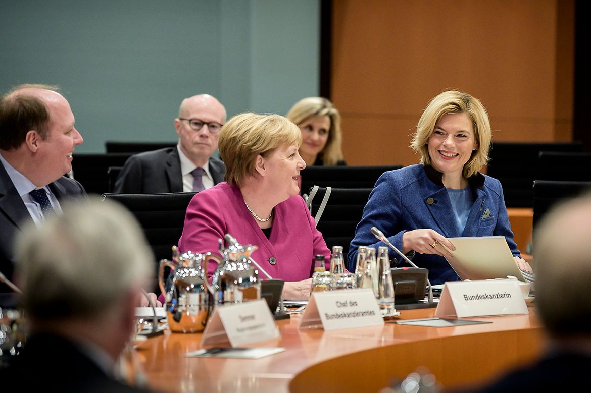 Bundeskanzlerin Angela Merkel sitzt neben Julia Klöckner, Bundesministerin für Ernährung und Landwirtschaft.