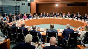 Bundeskanzlerin Angela Merkel sitzt neben Julia Klöckner, Bundesministerin für Ernährung und Landwirtschaft.