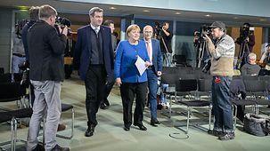 Bundeskanzlerin Angela Merkel kommt mit Markus Söder, bayerischer Ministerpräsident, zur einem Pressestatement.