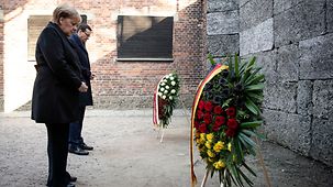 Bundeskanzlerin Angela Merkel und Mateusz Morawiecki, Polens Ministerpräsident, legen beim Besuch des ehemaligen Konzentrationslagers in Auschwitz einen Kranz nieder.