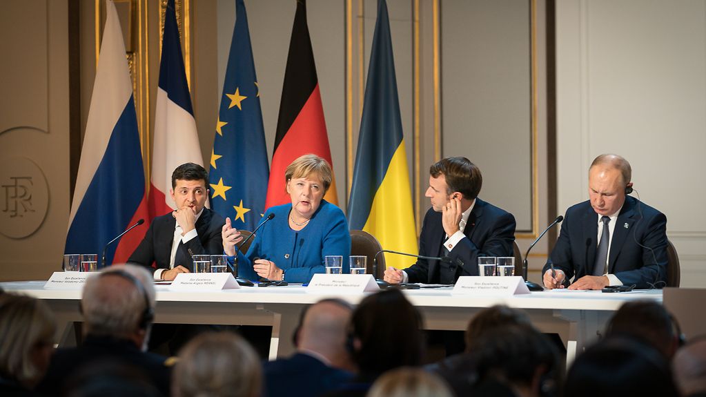 Bundeskanzlerin Angela Merkel spricht auf einer Pressekonferenz neben Wolodymyr Selensky, Präsident der Ukraine, Emmanuel Macron, Frankreichs Präsident, und Wladimir Putin, Russlands Präsident.