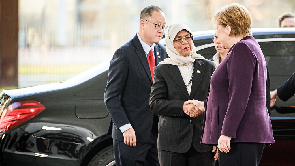 Bundeskanzlerin Angela Merkel begrüßt die Präsidentin der Republik Singapur, Halimah Yacob, im Bundeskanzleramt.