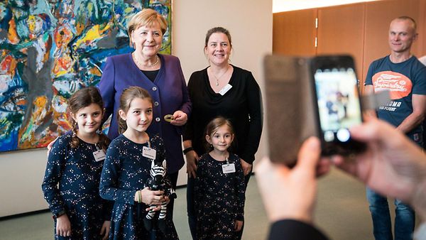 Merkel empfängt Angehörige von Soldatinnen und Soldaten sowie Polizistinnen und Polizisten im Kanzleramt