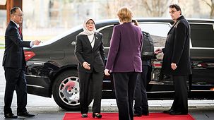 Bundeskanzlerin Angela Merkel begrüßt die Präsidentin der Republik Singapur, Halimah Yacob.