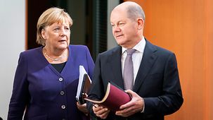 Bundeskanzlerin Angela Merkel kommt mit Olaf Scholz, Bundesminister der Finanzen, zur Kabinettssitzung.