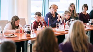 Bundeskanzlerin Angela Merkel mit den Familien von Soldaten und Polizisten im Auslandseinsatz.