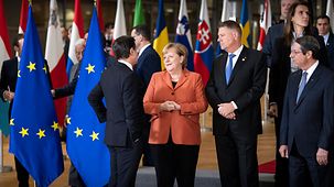 Bundeskanzlerin Angela Merkel im Gespräch am Rande des Familienfotos des Europäischen Rates.