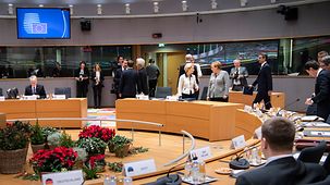 Bundeskanzlerin Angela Merkel im Gespräch mit Ursula von der Leyen, Präsidentin der Europäischen Kommission, bei einem Treffen des Europäischen Rates.