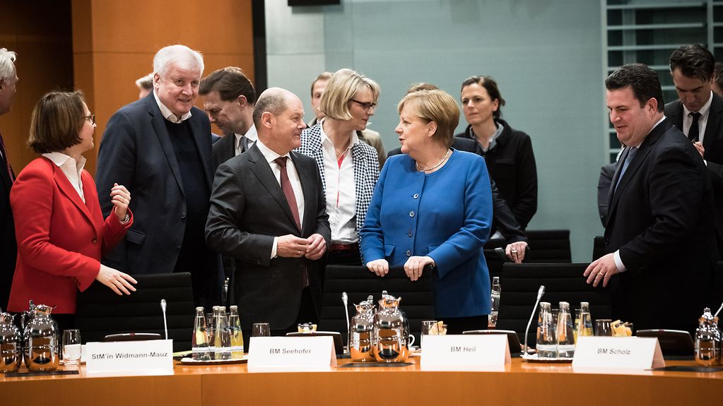 Angela Merkel en compagnie du ministre fédéral des Finances Olaf Scholz lors de l’ouverture de la discussion menée avec les associations professionnelles et les syndicats à propos de la loi sur l’immigration de travailleurs qualifiés