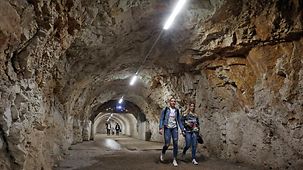 Menschen gehen durch den Tunnel von Rijeka