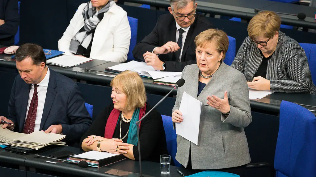Bundeskanzlerin Angela Merkel spricht im Bundestag.