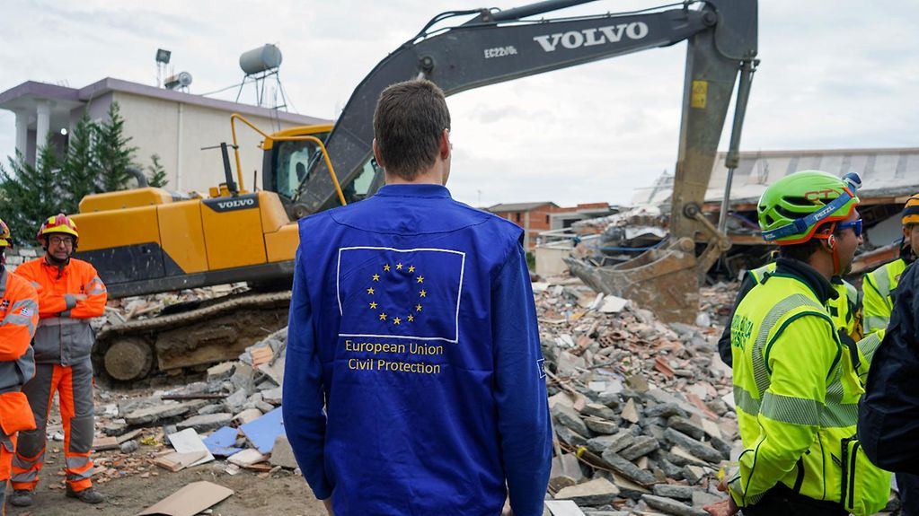 Ein Helfer der EU vor einem zerstörten Haus im albanischen Erdbebengebiet.
