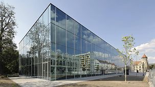 The new museum building - its surroundings are reflected in the glass facade. 