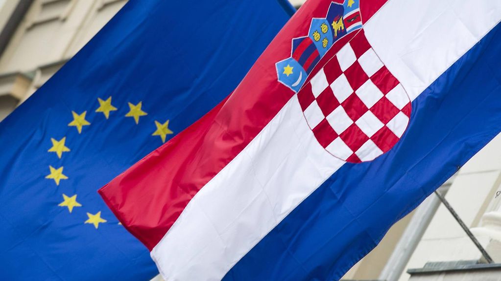 Flaggen der Europäischen Union und Kroatiens