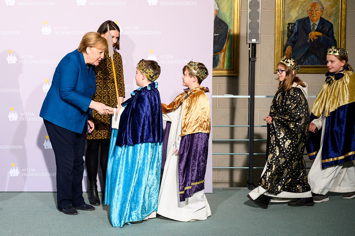 Bundeskanzlerin Angela Merkel empfängt Sternsingern im Bundeskanzleramt.
