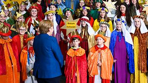 Bundeskanzlerin Angela Merkel mit Sternsingern im Bundeskanzleramt.