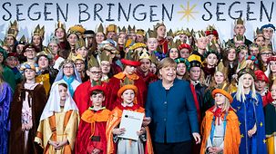 Bundeskanzlerin Angela Merkel beim Empfang von Sternsingern im Bundeskanzleramt.