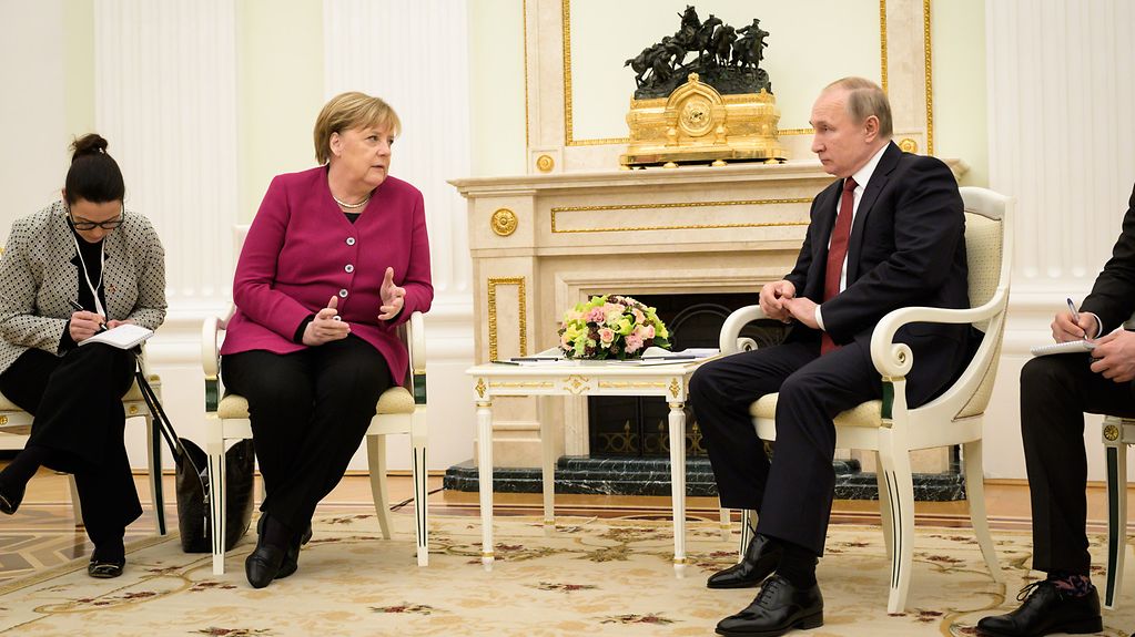Photo shows Angela Merkel and Vladimir Putin