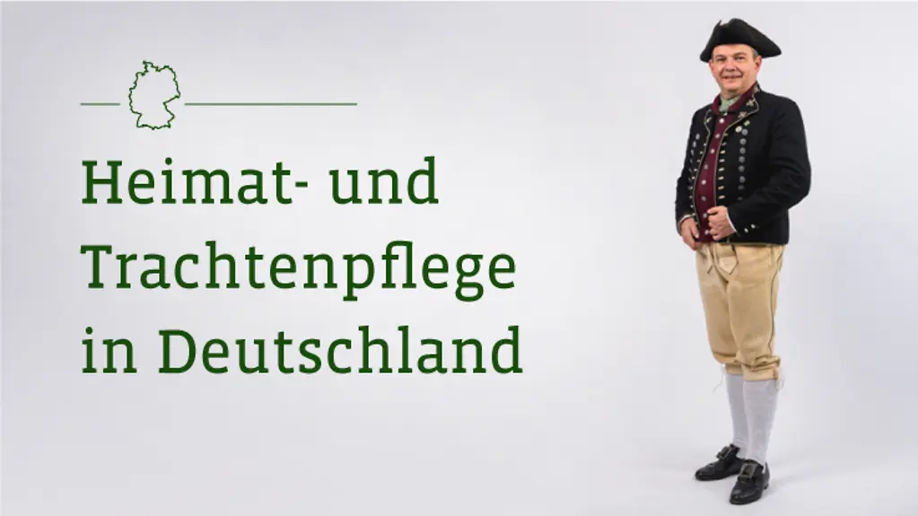 Knut Kreuch, gekleidet in weißen Kniestrümpfen, einer beigen Kniebundhose, roter hochgeschlossener Weste, Gehrock und mit Spitzhut.