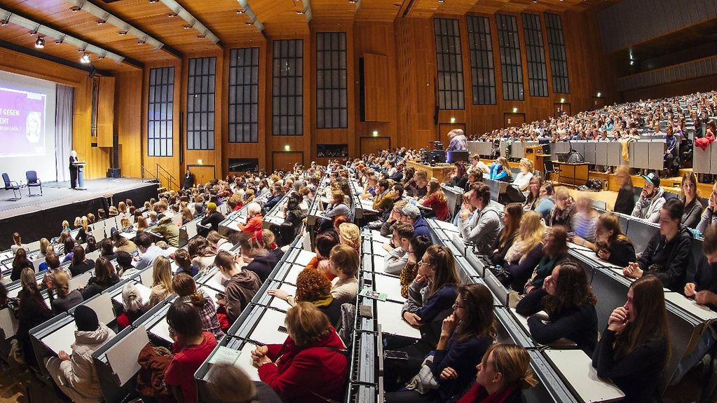 Studenten in einem Hörsaal der Uni Köln
