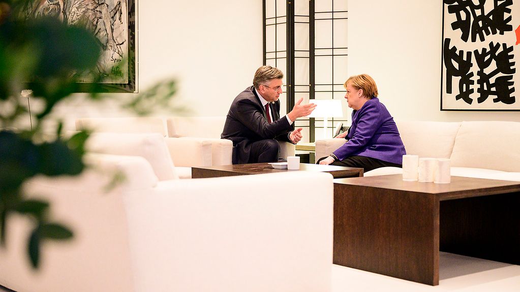 Bundeskanzlerin Angela Merkel im Gespräch mit Andrej Plenkovic, Kroatiens Ministerpräsident.