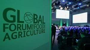 Plakat mit der Aufschrift: Global Forum for Food ans Agriculture