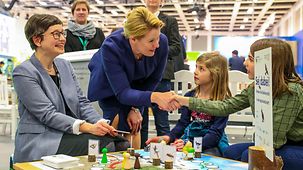 Bundesfamilienministerin Franziska Giffey mit Kindern