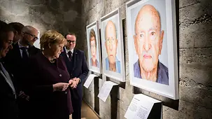 Bundeskanzlerin Angela Merkel bei der Ausstellungseröffnung "Survivors".