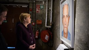 Bundeskanzlerin Angela Merkel bei der Ausstellungseröffnung "Survivors".