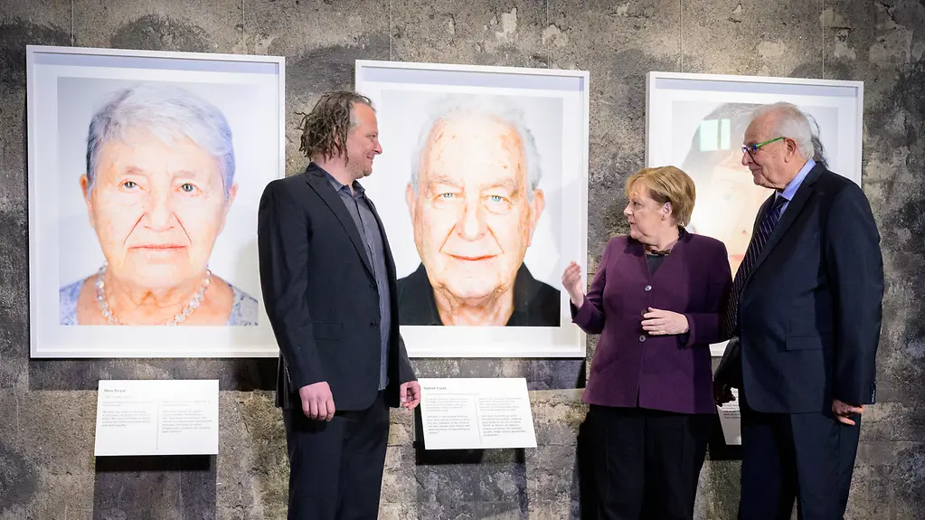 La chancelière fédérale Angela Merkel lors de l'inauguration de l'exposition « Survivors »