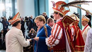 Bundeskanzlerin Angela Merkel bekommt beim Karnevalsempfang im Bundeskanzleramt einen Orden überreicht..