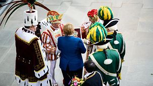 Bundeskanzlerin Angela Merkel bekommt beim Karnevalsempfang im Bundeskanzleramt einen Orden überreicht.