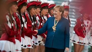 Bundeskanzlerin Angela Merkel beim Karnevalsempfang im Bundeskanzleramt mit "Tanzmariechen".