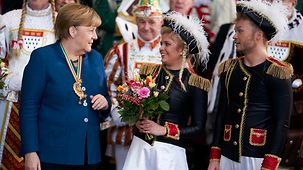 Bundeskanzlerin Angela Merkel beim Auftritt einer Tanzgarde beim Karnevalsempfang im Bundeskanzleramt.