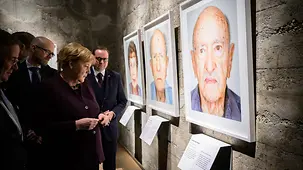 La chancelière fédérale Angela Merkel lors de l'inauguration de l'exposition « Survivors »