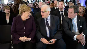 La chancelière fédérale Angela Merkel aux côtés de Naftali Fürst, survivant de la Shoah, lors de l'inauguration de l'exposition « Survivors »
