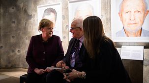 La chancelière fédérale Angela Merkel lors de l'inauguration de l'exposition « Survivors »