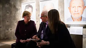 La chancelière fédérale Angela Merkel lors de l'inauguration de l'exposition « Survivors »