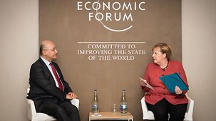 Bundeskanzlerin Angela Merkel beim Weltwirtschaftsforum im Gespräch mit dem irakischen Staatspräsidenten Barham Salih, 
