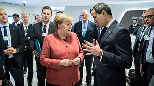 Bundeskanzlerin Angela Merkel beim Weltwirtschaftsforum im Gespräch mit Juan Guaido.