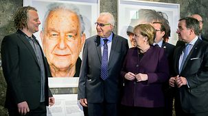Bundeskanzlerin Angela Merkel bei der Eröffnung der Ausstellung "Survivors".