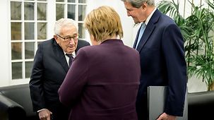 Bundeskanzlerin Angela Merkel im Gespräch mit dem ehemaligen US-Außenminister Henry Kissinger.