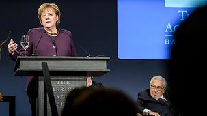 Bundeskanzlerin Angela Merkel spricht bei der Verleihung des Henry-Kissinger-Preises.
