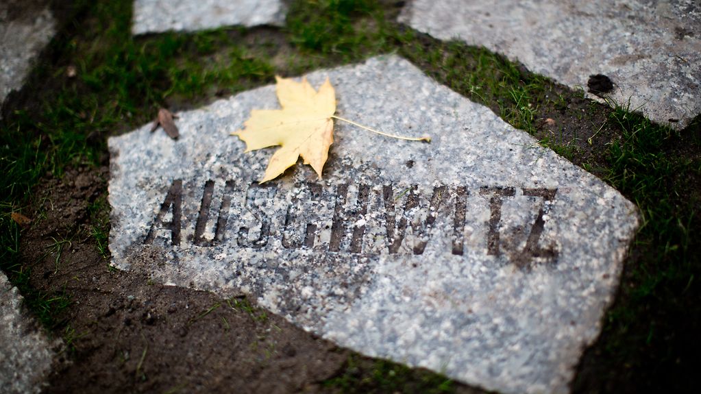 Ein Stein mit der Inschrift Auschwitz.
